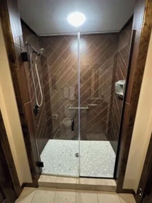 SĂšche-cheveux, serviettes fournies, savon, papier toilette