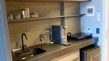 舒適套房 | 私人廚房 | 迷你雪櫃、微波爐、廚房用具/餐具/器皿