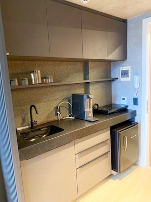 Comfort Suite | Private kitchen | Mini-fridge, microwave, cookware/dishes/utensils