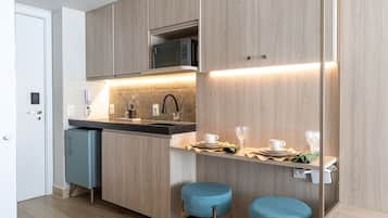 Comfort Suite | Private kitchen | Mini-fridge, microwave, cookware/dishes/utensils