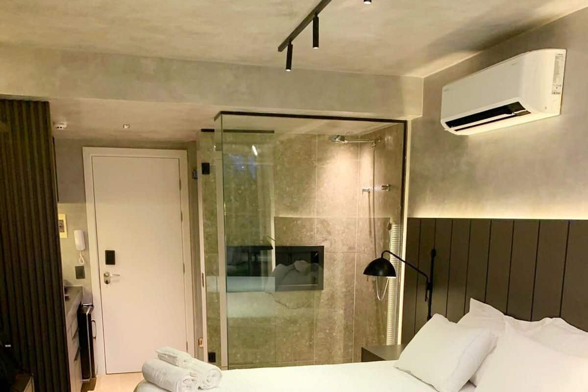 Ropa de cama de alta calidad y escritorio