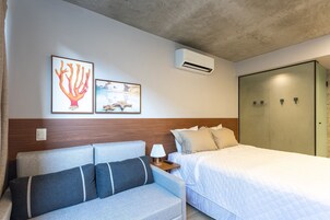 基础套房 | 高档床上用品、办公桌、笔记本电脑工作区、遮光窗帘