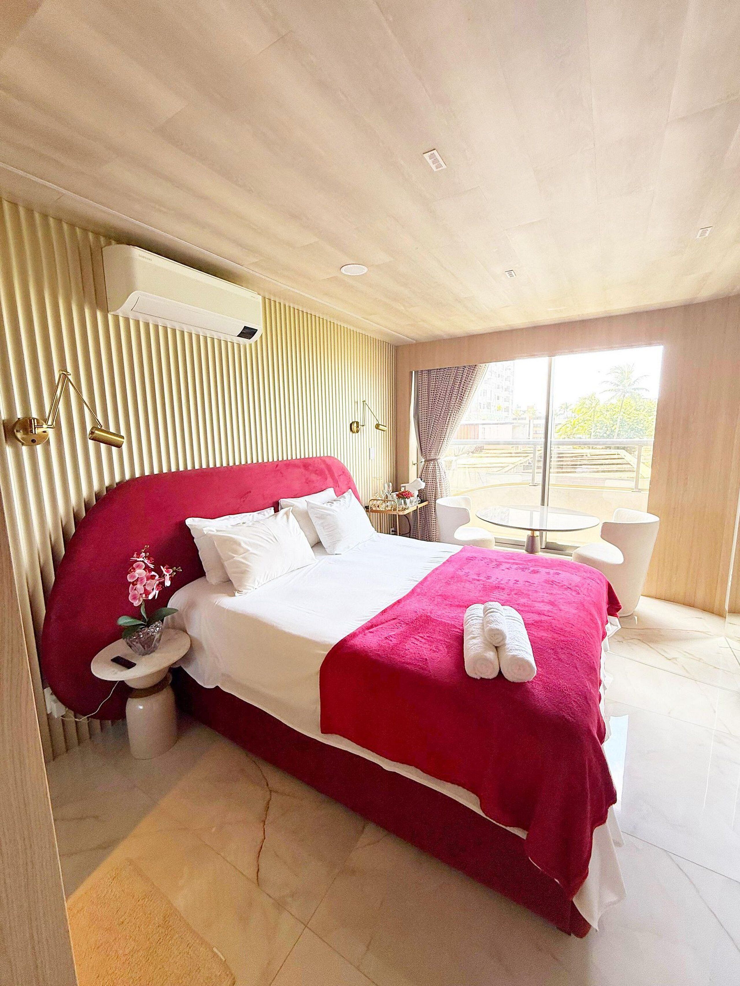 Ropa de cama de alta calidad y escritorio 