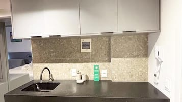 Comfort Suite | Private kitchen | Mini-fridge, microwave, cookware/dishes/utensils