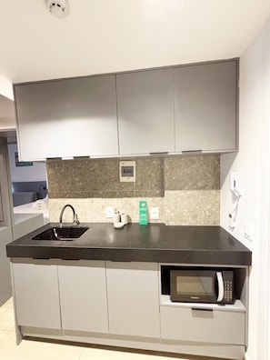 Comfort Suite | Private kitchen | Mini-fridge, microwave, cookware/dishes/utensils