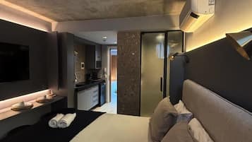 Comfort Apartment | Premium bedding, desk, laptop workspace, blackout curtains