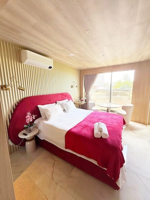 Design Studio | Premium bedding, desk, laptop workspace, blackout drapes - Setai Yacht By Day by Day (João Pessoa)