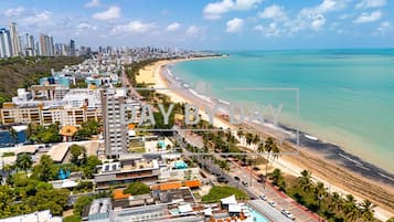 En la playa, arena blanca, sillas reclinables de playa