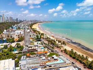 Ubicación a pie de playa, arena blanca y tumbonas