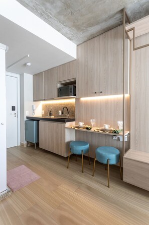 Frigobar, microondas, utensilios de cocina