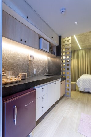 Elite Suite | Private kitchen | Mini-fridge, microwave, cookware/dishes/utensils