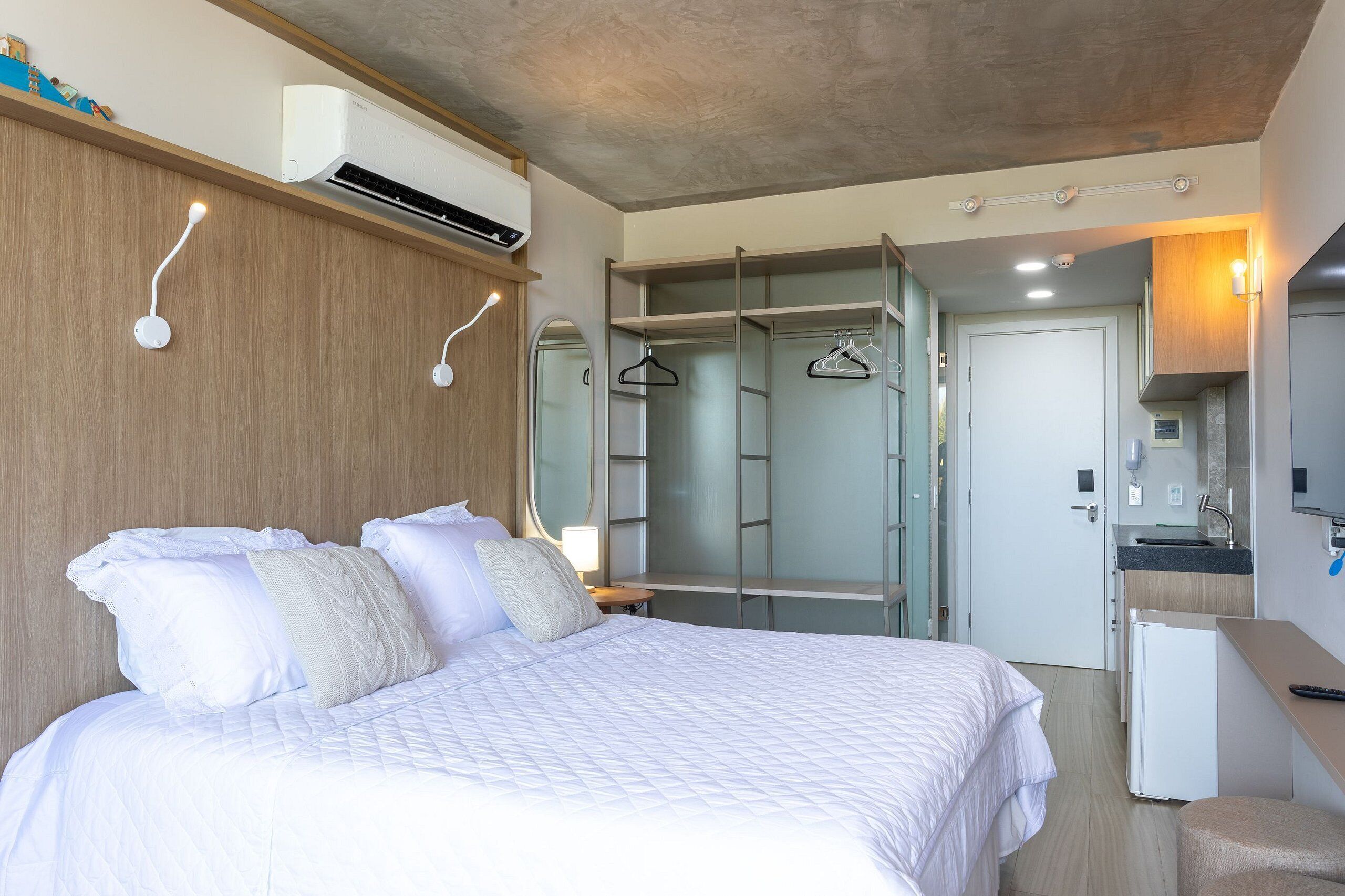 Suíte superluxo | Roupas de cama premium, escrivaninha, espaço de trabalho para notebook