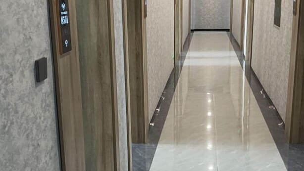 A hallway with a polished floor, wooden doors, and a sign indicating room number 8501. - Qianshan Tianzhu 168 Boutique Hotel (Qianshan)