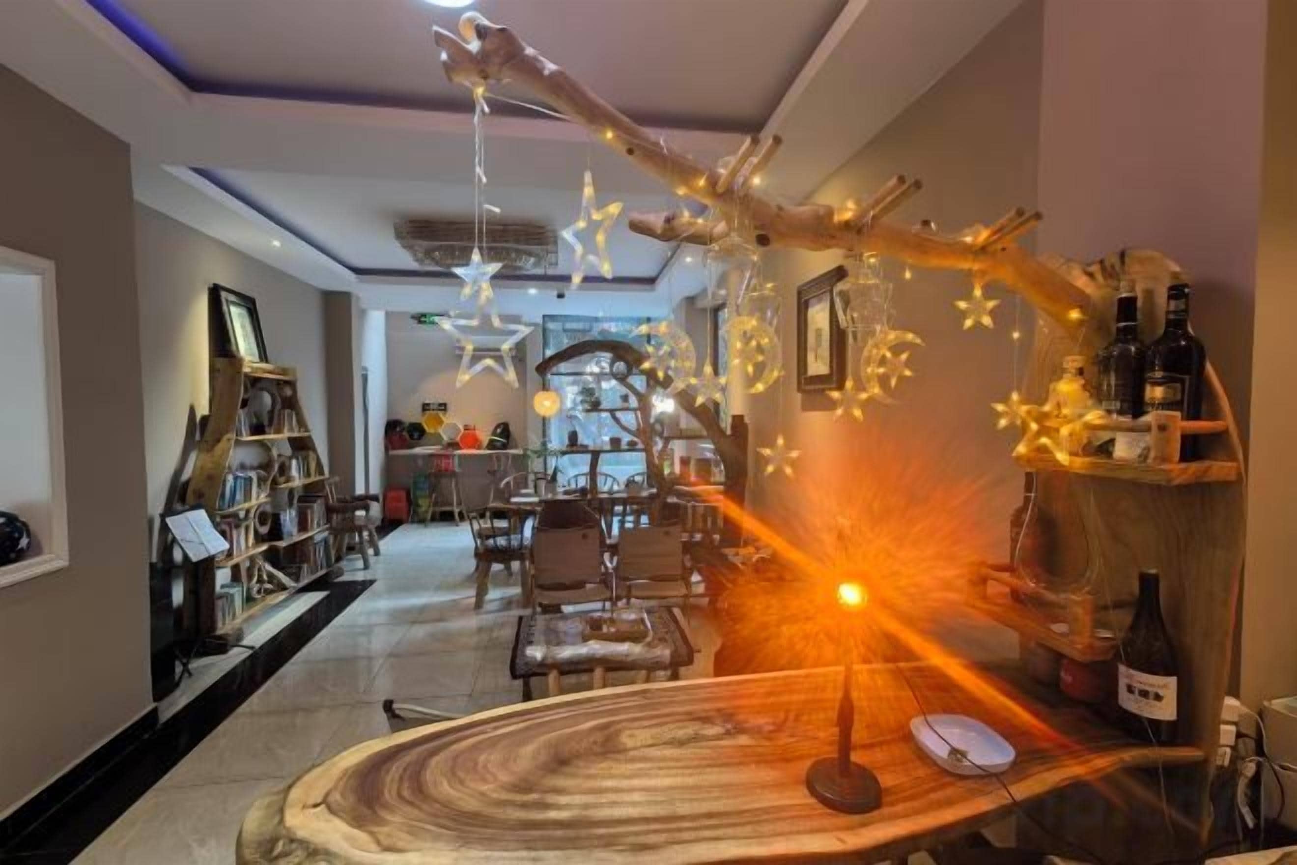 Un interior acogedor con una mesa de madera, sillas y una estantería para vinos.