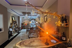 A cozy interior with a wooden table, chairs, and a wine rack. - Jiahao Meisu Hotel (Guilin Jinshan Square) (Guilin)