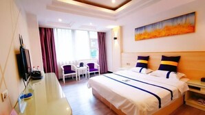 A hotel room with a large bed, a desk, a chair, and a painting on the wall. - Jiahao Meisu Hotel (Guilin Jinshan Square) (Guilin)