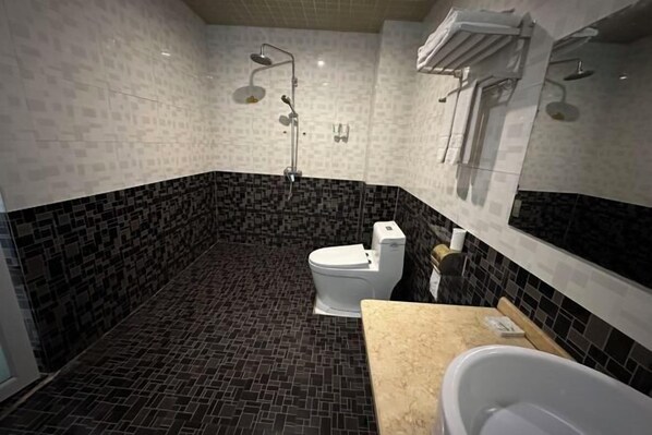 A bathroom with a shower, toilet, and bathtub. - Jiahao Meisu Hotel (Guilin Jinshan Square) (Guilin)