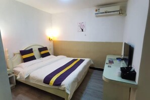 A hotel room with a bed, bedside table, and a desk with a chair. - Jiahao Meisu Hotel (Guilin Jinshan Square) (Guilin)