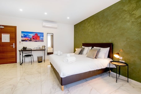 1 bedroom, desk, free WiFi, bed sheets. Deluxe Double Room with side sea view - South Wind Guesthouse