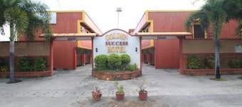 Golden Success Hotel I by RedDoorz
