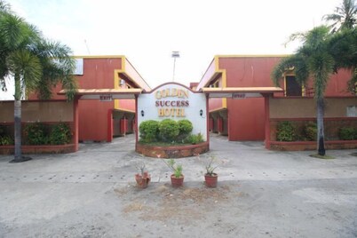 Golden Success Hotel I by RedDoorz
