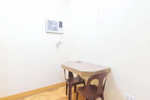 Room - Golden Success Hotel I by RedDoorz (Paniqui)