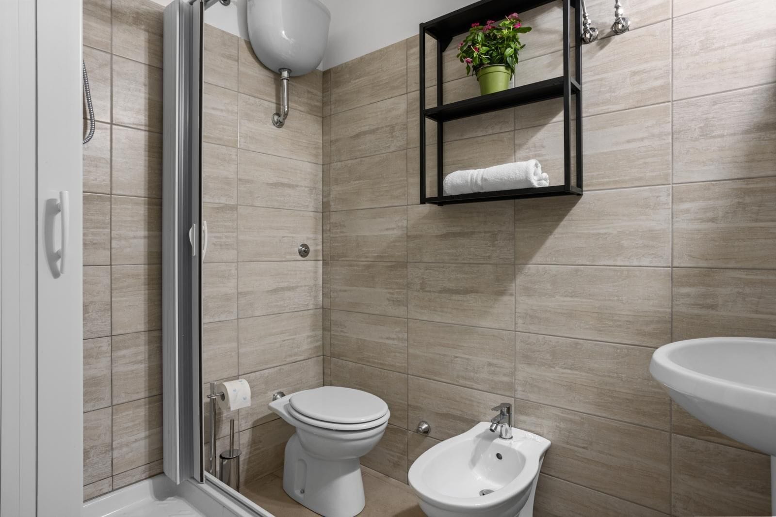 Douche, séchoir à cheveux, bidet, serviettes fournies
