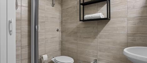 Douche, séchoir à cheveux, bidet, serviettes fournies