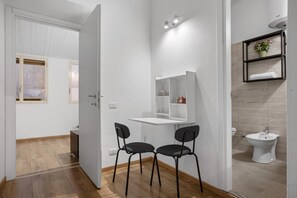 Séchoir à cheveux, serviettes fournies, savon, shampooing