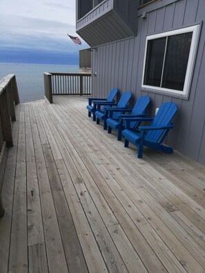 Terrace/patio - Recently renovated fabulous 6-bedroom house in Montague, right on Lake Michigan. (Montague)