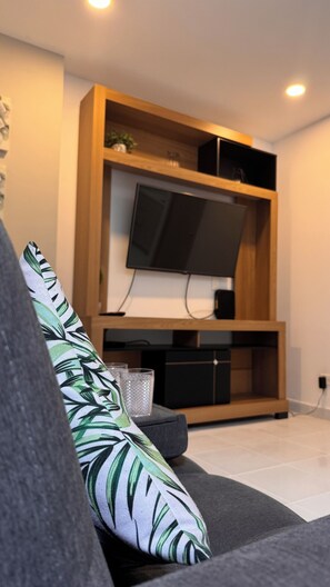 Family Apartment | Living area | TV - spacioso Apartamento en el Poblado by Hoost 704 (Medellín)