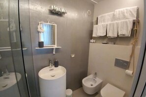 Dusj, hårføner, bidé og håndklær