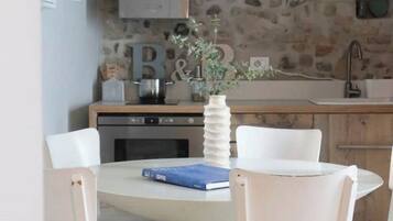 KĂŒhlschrank, Mikrowelle, Herdplatte, GeschirrspĂŒler