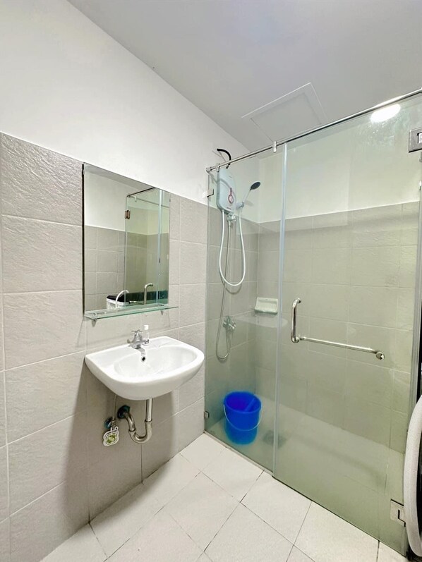 Een douche, handdoeken