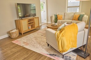 Smart TV - Charming 3 bdrm, 2 bath Brick Bungalow with private yard in Rapid City, SD (Rapid City)