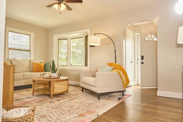 Smart TV - Charming 3 bdrm, 2 bath Brick Bungalow with private yard in Rapid City, SD (Rapid City)