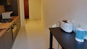 コーヒー / ティーメーカー、冷蔵庫、電子レンジ、オーブン