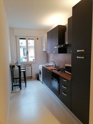 Kühlschrank, Mikrowelle, Ofen, Herdplatte