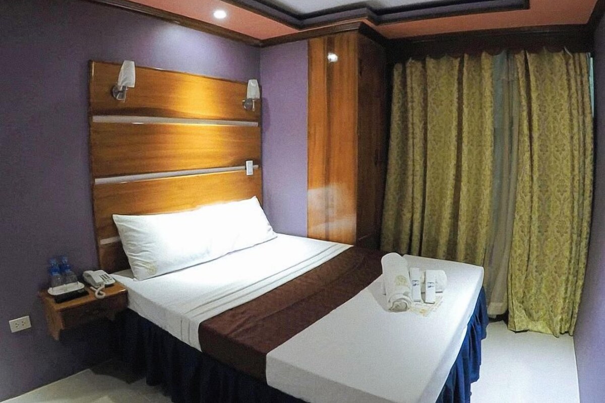 RedDoorz Standard Room with Balcony
