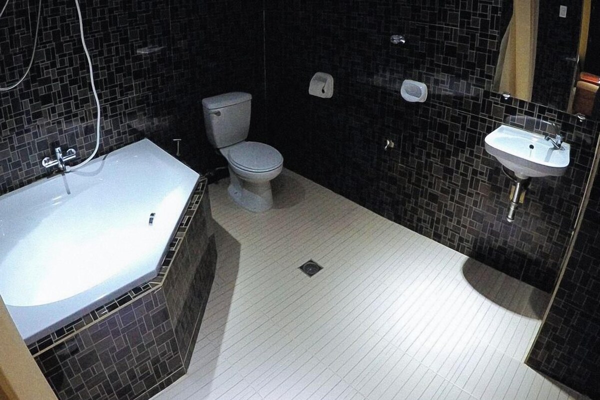 Ein Badezimmer mit Badewanne, Toilette und Waschbecken.
