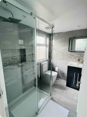 تجهيزات دش، مجففات شعر، مناشف، صابون