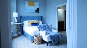 2 quartos, escrivaninha, ferros/tábuas de passar roupa