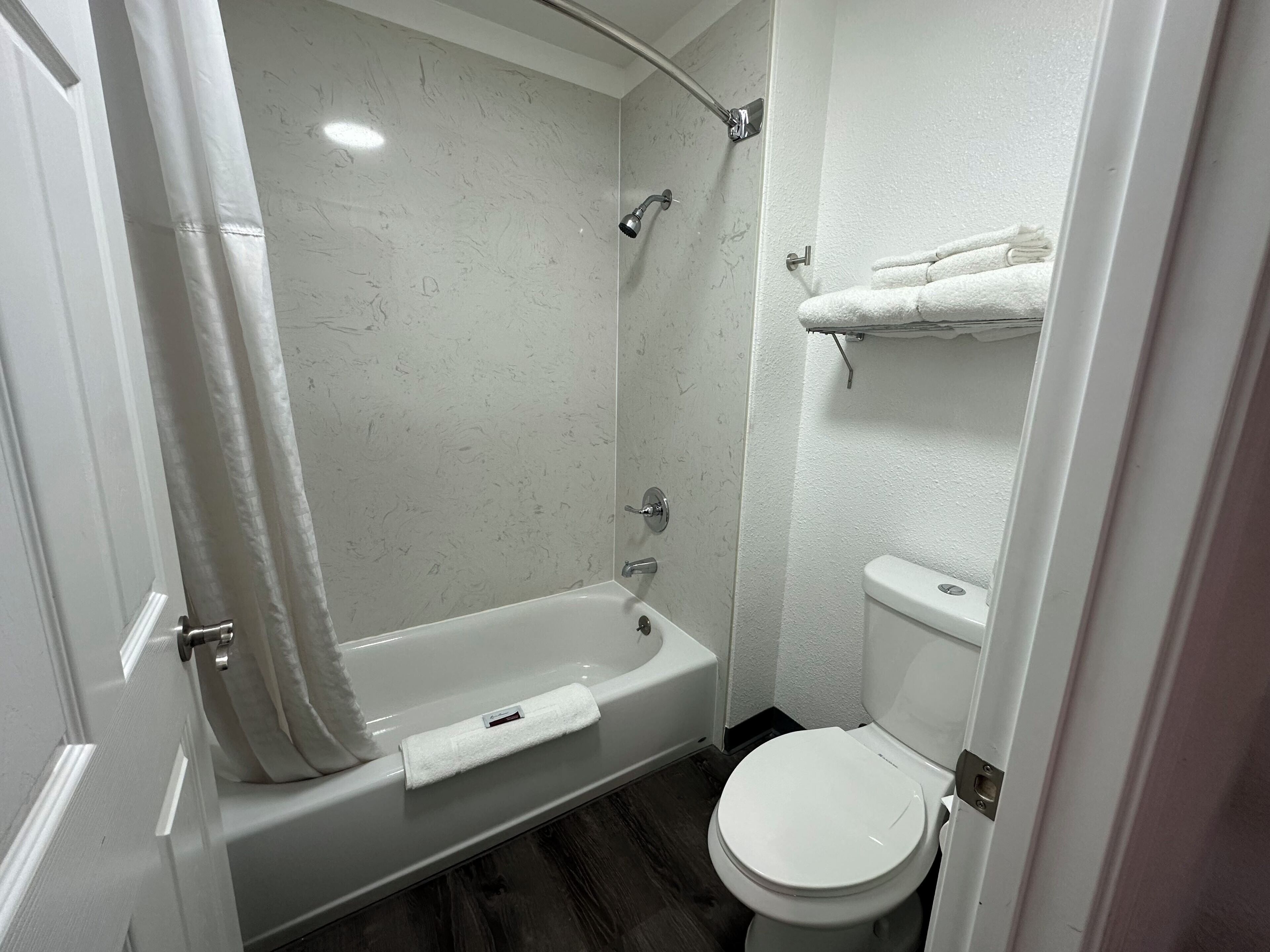 浴缸、毛巾、肥皂、洗发水