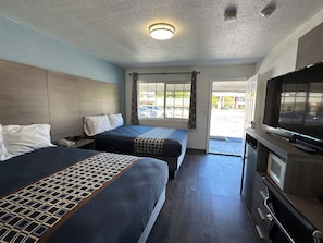 Basic Double Room | Bathroom | Bathtub, towels, soap, shampoo