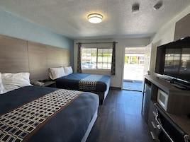 Basic Double Room | Bathroom | Bathtub, towels, soap, shampoo