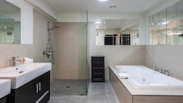 Deluxe Apartment, City View | Bathroom