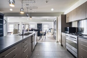 Tetera/pava eléctrica, tostadora, mesa de comedor