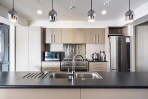 豪華公寓, 城市景觀 | 私人廚房 | 電熱水壺、烤麵包機、餐桌