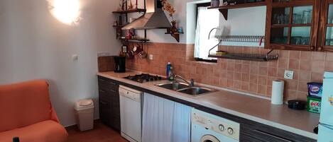 Kühlschrank, Ofen, Geschirrspüler, Wasserkocher mit Kaffee-/Teezubehör