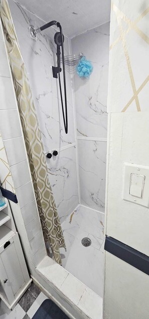 Douche, séchoir à cheveux, bidet, serviettes fournies